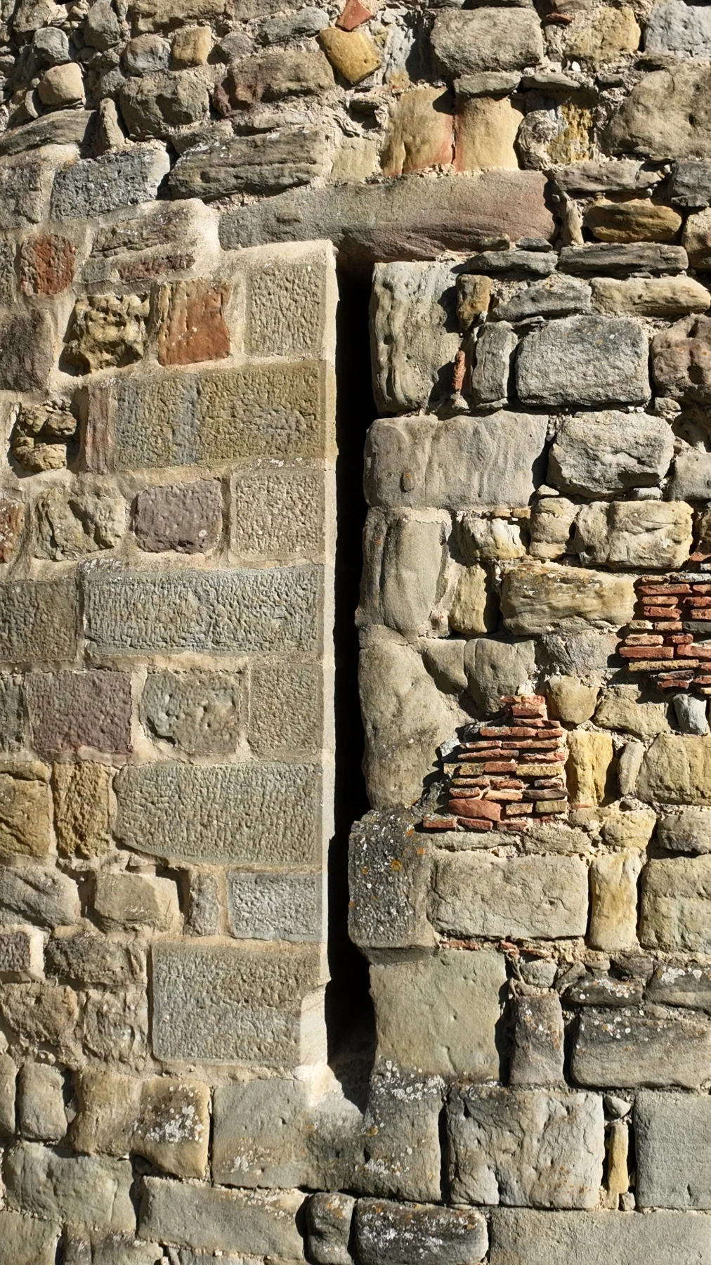 Archère et appareil de pierre de la tour de Bérard