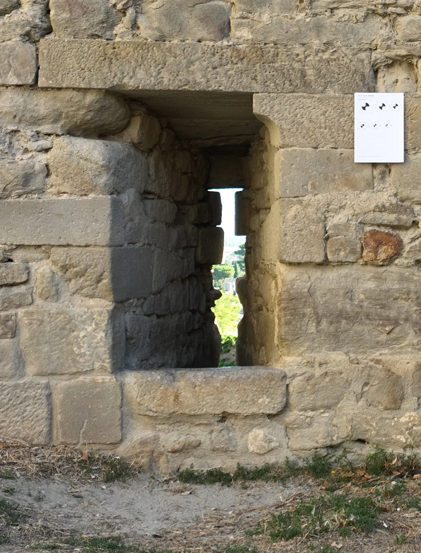 Ouverture et linteau de la barbacane intérieure