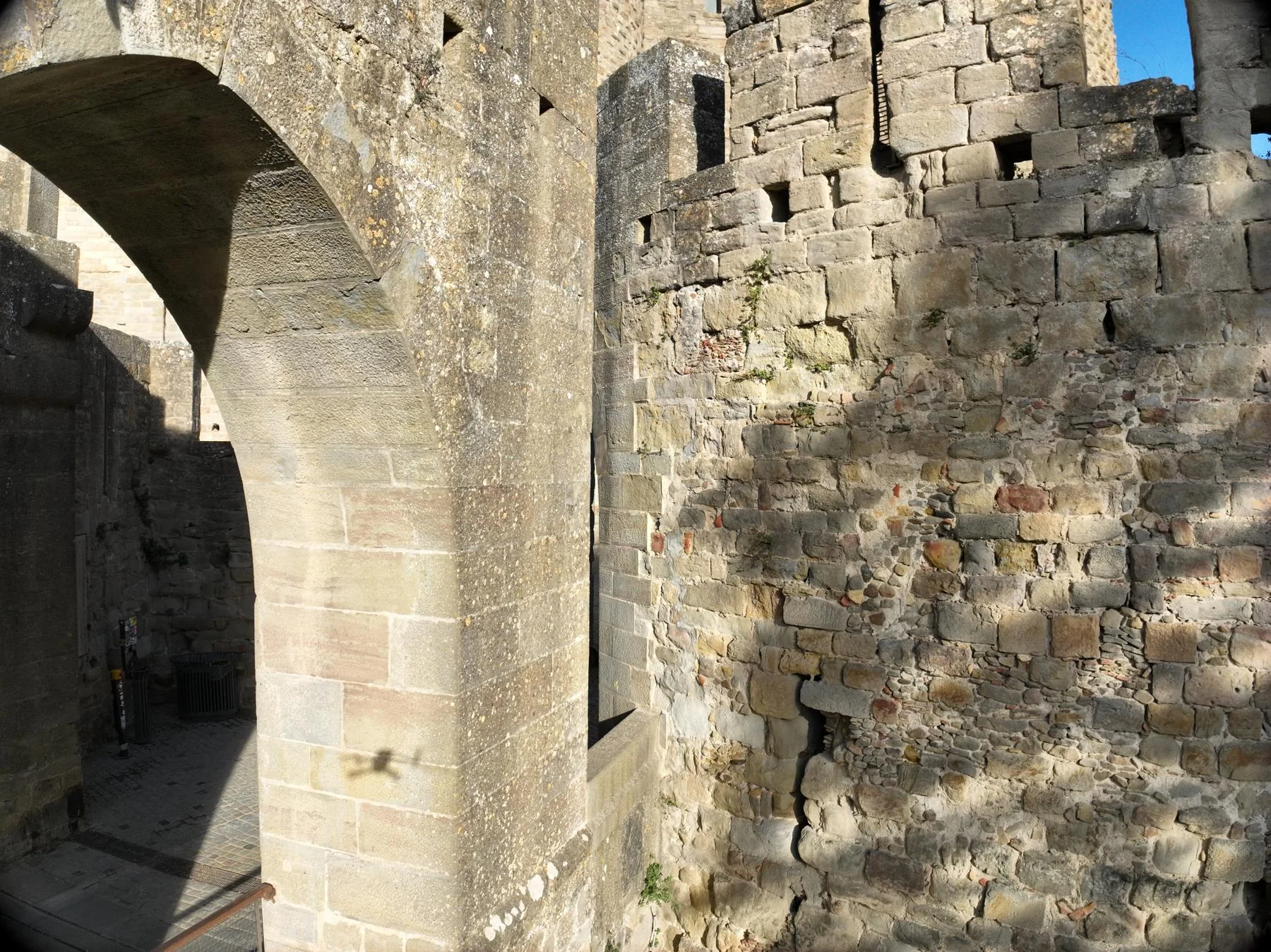 Porte en arc et maçonnerie de la barbacane à Carcassonne