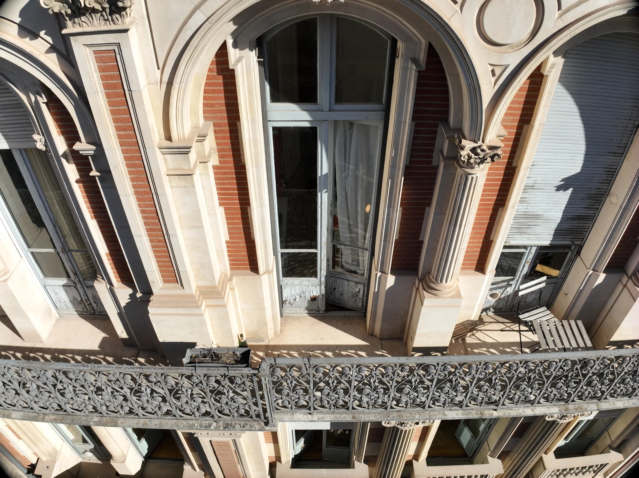 Photographie des arcatures, colonnes et du balcon de la façade rue de Metz