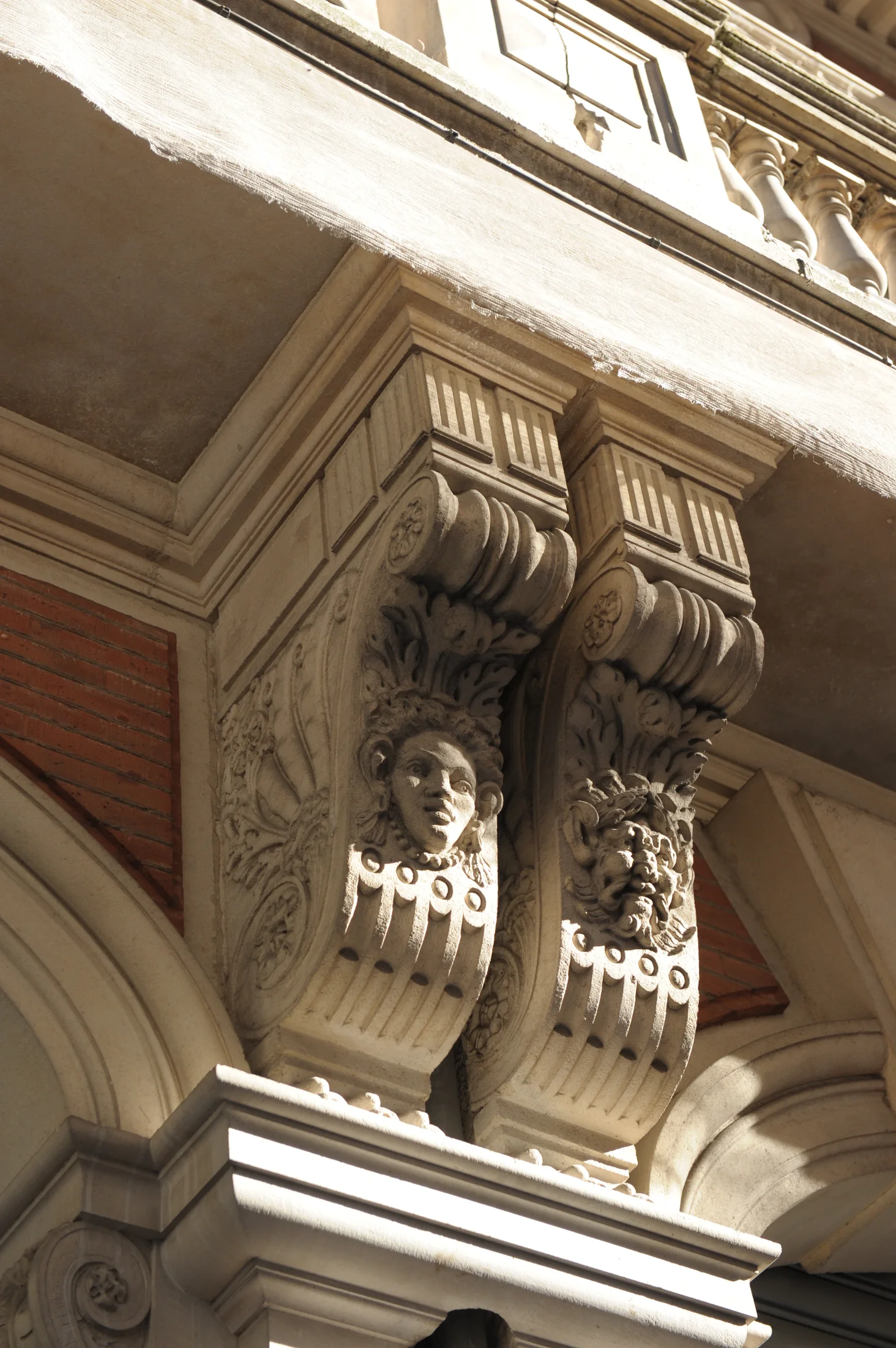Consoles sculptées sous un balcon rue de Metz